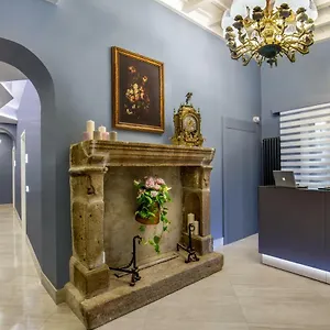 Gcf Luxury Suites, בית הארחה